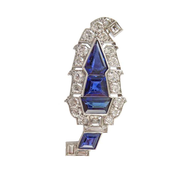 Art Deco sapphire and diamond Indianesque 'boteh' cluster clip brooch by Cartier, London c.1925, the paisley leaf scroll of geometric design,